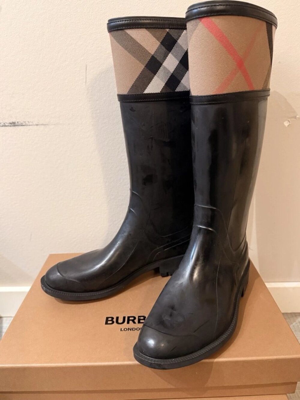 NEW Burberry Women Rain Boots US Size 9 US 39 EU Black Waterproof Rubber *no box